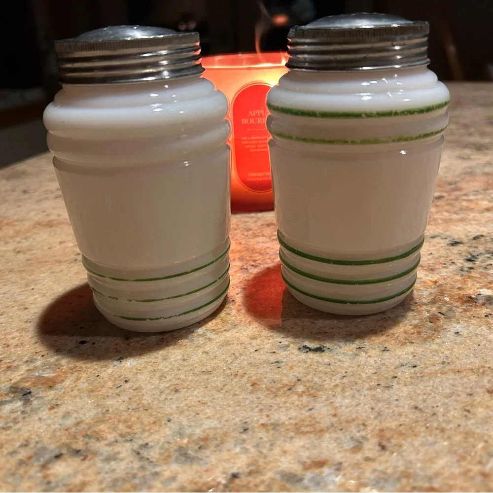 Vintage Hazel-Atlas Milk Glass “Beehive”Style Salt Pepper Set White & Green 4.5”